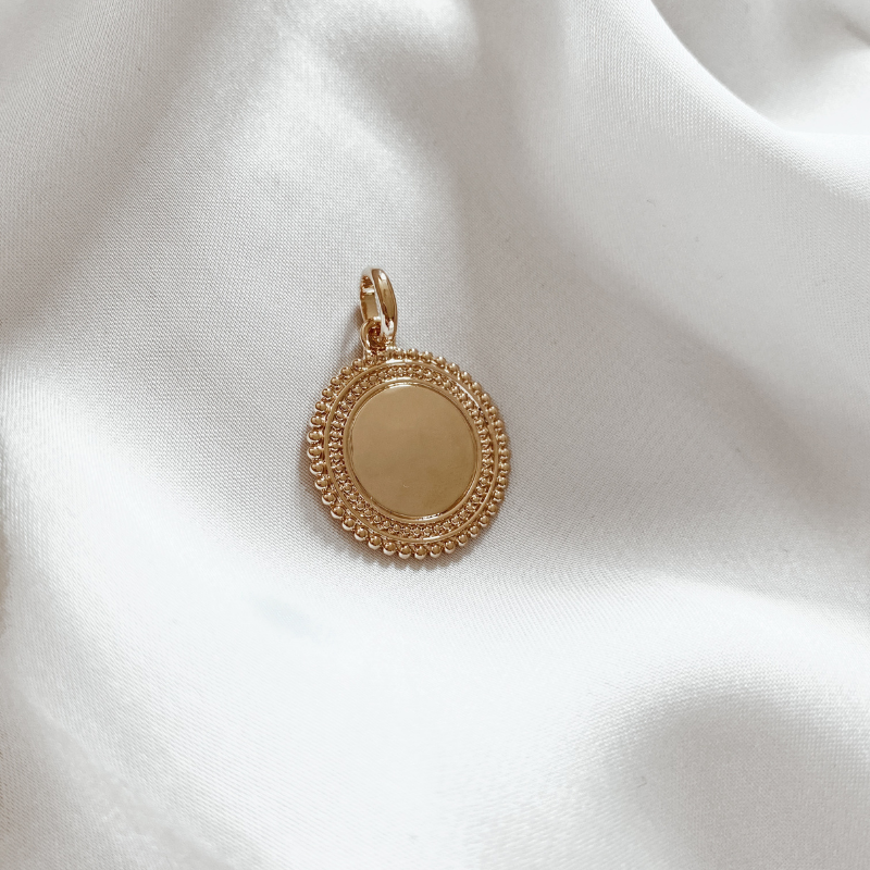 JANETTE Medallion