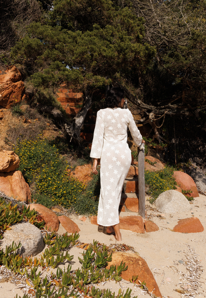 look-femme-robe-ivoire-dentelle-longue-chic